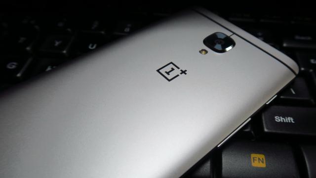<b>OnePlus 3: Conectivitate strălucită, de la USB Type-C la viteze WiFi</b>Chinezii de la OnePlus s-au grăbit să adopte portul USB Type-C pe OnePlus 2, atunci când tehnologia nu era încă în mainstream şi au avut un an să îşi perfecţioneze produsul la capitolul conectivitate. Ca rezultat avem acum un port USB Type-C care şi..