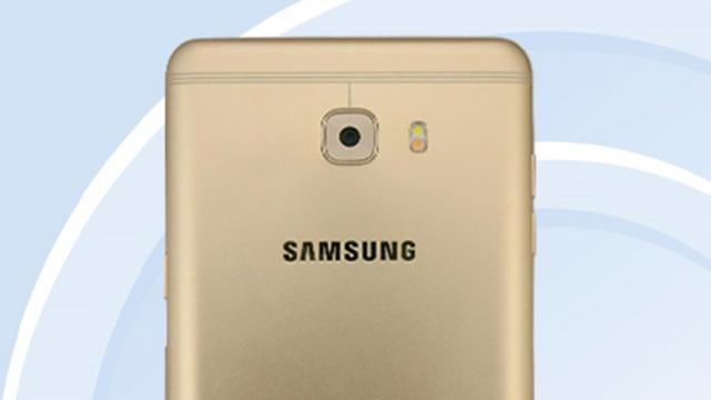 <b>Samsung Galaxy C9 este certificat de agenția chineză TENAA; iată ce dotări aduce la pachet!</b>Următoarea lansare pregătită de către sud-coreenii de la Samsung este cea a phablet-ului Galaxy C9 - un terminal ce va adopta o carcasă metalică cu un setup diferit al benzilor din plastic pentru antene. De această dată vom avea câte 3 linii foarte subțir