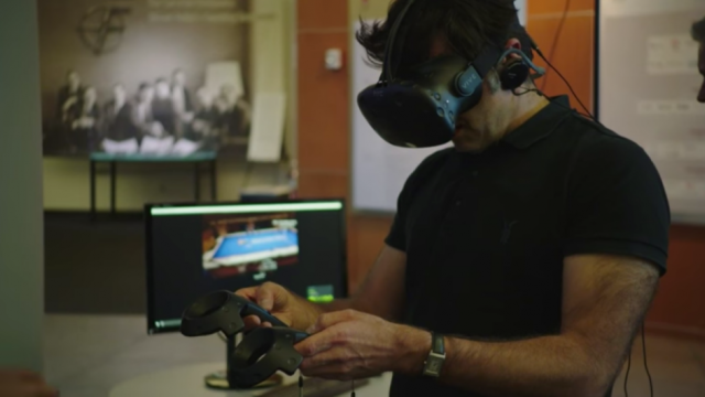 <b>Pilula de fun: campionul la snooker Ronnie O'Sullivan încearcă snookerul pe VR, cade pe jos... (Video)</b>Jocurile VR ne captează complet atenția de cele mai multe ori, punându-ne fix în centrul acțiunii în acest mediu 3D virtual pe care îl putem explora. Din seria 'Pilula de Fun' face parte și pățania lui Ronnie O'Sullivan - campionul la snooker ce a decis 