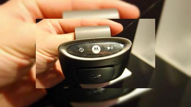 <b>Motorola prezinta Motorokr T505, speakerul pentru masina ta</b>Motorola tocmai a prezentat oficial Motorokr T505, un speakerphone care este montat in orice masina pentru a oferi sansa utilizatorilor de a purta convorbiri in modul handsfree. Iata-l in imaginea urmatoare: Veti putea beneficia de functiile handsfree,...