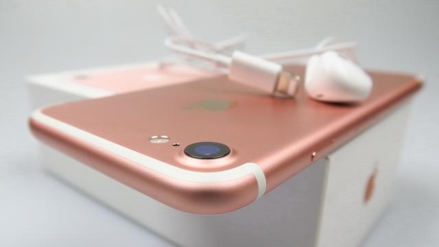 <b>iPhone 7: Designul clasic primeşte câteva schimbări majore, binevenite</b>Apple a rămas în urmă la câteva capitole faţă de rivalii săi şi trebuia să se revanşeze pentru asta. De prea multă vreme cereau fanii un device rezistent la apă, încărcare wireless sau difuzoare stereo. E drept că încărcarea wireless nu s-a rezolvat încă