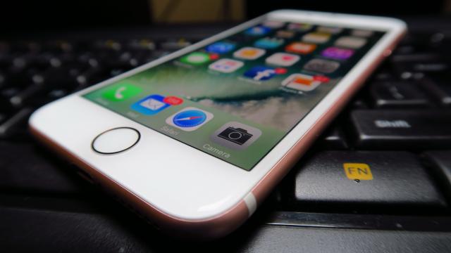 <b>iPhone 7: Display de calitate, rezoluţie ce nu mai poate fi tolerată</b>iPhone 7 e probabil cel mai mic flagship testat de noi în ultimele luni, cu a sa diagonală de 4.7 inch. Nu prea vedem handset-uri în ziua de azi cu diagonale sub 5.5 inch şi cu atât mai puţin sub 5 inch. De aceea iPhone 7 e o ciudăţenie, dar una cu panou