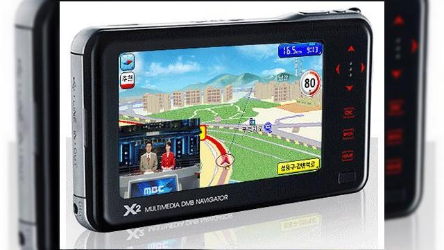 <b>Detalii despre navigatorul multimedia DMB X2</b>Se pare ca avem de-a face cu un pachet complet, in cazul acestui gadget, care exceleaza atat la capitolul functii de divertisment portabil, cat si navigatie GPS. Admirati navigatorul X2 in imaginea urmatoare: Terminalul este dotat cu un chipset GPS...