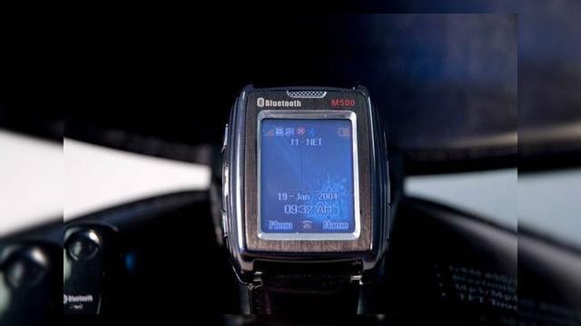 <b>SMS Technology livreaza ceasul-telefon M500 incepand cu 31 august</b>Recunoastem in acest terminal, pe cel care a fost pe rand zvon si concept, acel M500 care tot intarzia sa apara. Iata, ca in sfarsit dispunem de o forma finala a declaratiei producatorului, care a anuntat data la care ceasul-telefon va fi disponibil....