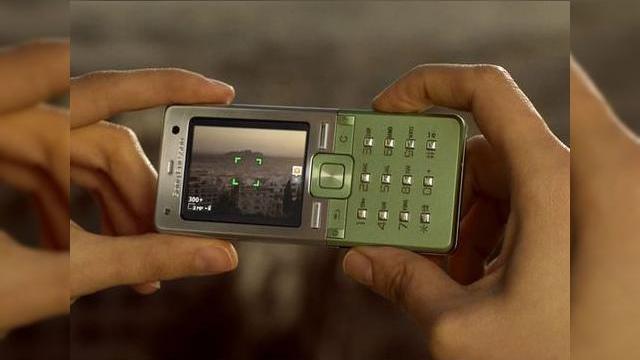 <b>Noi telefoane Sony Ericsson vor fi lansate maine, plus un rival pentru iPhone in noiembrie!</b>Conform ultimelor zvonuri este posibil sa asistam maine la o lansare de marca a celor de la Sony Ericsson, iar printre terminalele mentionate se numara si un nou telefon din seria Cyber-Shot, ce poarta numele de cod "Victoria". "Victoria" va fi dotat cu...