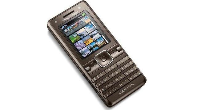 <b>Detalii despre cel mai nou Sony Ericsson, K770 Cyber-shot</b>Astazi, Sony Ericsson a anuntat la Londra cel mai nou membru al familiei Cyber-shot, telefonul K770. Ca si celelalte terminale din aceasta serie, handsetul foloseste o lentila dotata cu auto-focus pentru a obtine poze clare si de calitate. Compania...