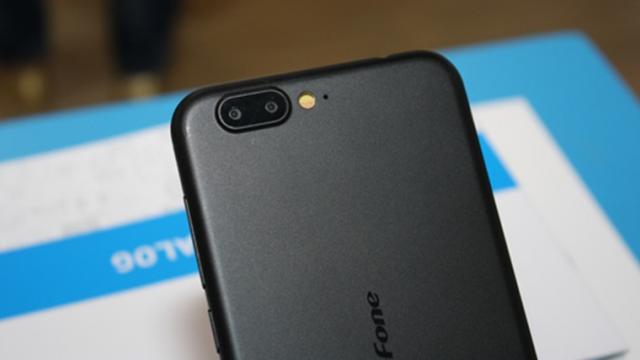 <b>Ulefone GQ3038 este un nou telefon cu cameră duală, gata de debut la MWC 2017</b>Chinezii de la Ulefone se pregătesc de pe acum pentru târgul Mobile World Congress 2017 ce va avea loc la sfârșit de februarie, și unde își vor aduce smartphone-ul GQ3038 - cel pe care îl vedeți în fotografiile de mai jos. Acesta va adopta o cameră foto