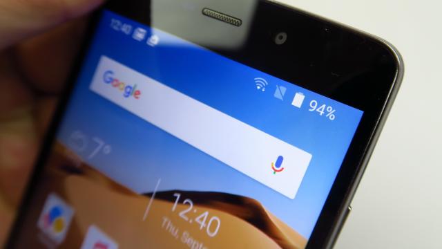 <b>TP-Link Neffos C5 Max: OS, UI şi aplicaţii pe baza Lollipop personalizat, deloc rău</b>Există două faţete în abordarea lui TP-Link Neffos C5 Max la nivel software: pe de o parte avem un Android vechiuţ, Android 5.1 Lollipop, pe de altă găsim o variantă personalizată a sa, care nu arată rău. Avem iconuri custom şi o abordare minimalistă..