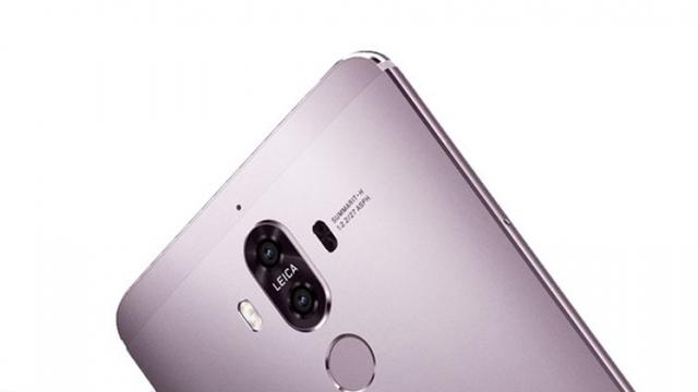 <b>Huawei Mate 9 apare într-o imagine oficială înaintea lansării de pe 3 noiembrie; vine cu o cameră duală certificată Leica</b>Cu doar câteva săptămâni rămase până la debutul lui Huawei Mate 9, vedem astăzi o imagine oficială cu noul phablet - material dezvăluit de către nimeni altul decât Evan Blass a.k.a @evleaks. Privim asupra modelului ce vine în varianta de culoare mov 