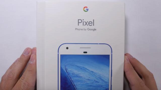 <b>Google Pixel supravieţuieşte cu brio testului de zgâriere, îndoire şi ardere la JerryRigEverything (Video)</b>Pe lângă phablet-ul LG V20, persoana din spatele contului de YouTube JerryRigEverything a testat și smartphone-ul Google Pixel, și nu oricare variantă, ci chiar modelul pe acel albastru în ediție limitată. Aflăm astfel cât de bine se descurcă terminalul 