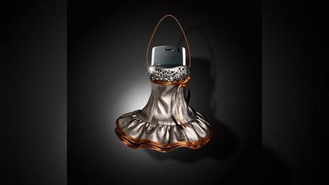 <b>Samsung U708, impodobit cu cristale Swarovski</b>Putin ne-a lipsit sa credem ca in imaginea urmatoare ne este prezentat un bibelou sau o veritabila bijuterie, nu acest Samsung U708, impodobit cu celebrele cristale Swarovski. Din pacate doar clientii taiwanezi se pot bucura de o astfel de oferta, destul...