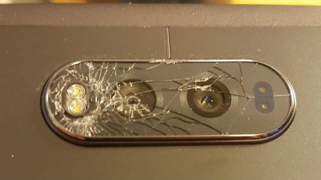 <b>Unii posesori de modele LG V20 afirmă că sticla ce acoperă camera duală se sparge prea uşor</b>Phablet-ul LG V20 este un terminal multimedia foarte interesant, model ce beneficiază de dotări hardware din zona high-end și de o cameră foto duală. Acest din urmă modul este aflat pe lista de îngrijorări a utilizatorilor, și asta pentru că aparent s-ar