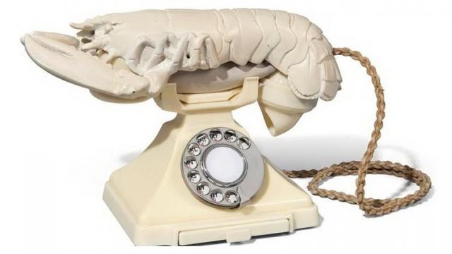 <b>Pilula de fun: telefonul fix homar costă 280.000 de euro, e o creaţie a lui Salvador Dali</b>Cel mai scump telefon fix din lume se pare că este modelul din imaginea de mai sus, un telefon fix ce preia forma unui homar în toată regula. Acesta ar fi opera de artă a lui Salvador Dali, și prețul lui se ridică la suma de nici mai mult, nici mai puțin