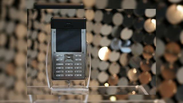 <b>Levi Strauss isi prezinta noul telefon</b>Compania Levi Strauss tocmai si-a prezentat cel mai nou handset presei din Londra, pregatindu-se de lansarea din Marea Britanie. Noul telefon, care seamana mai degraba cu un pachet ce contine 10 tigari decat cu un terminal mobil, poarta brandingul Levi...