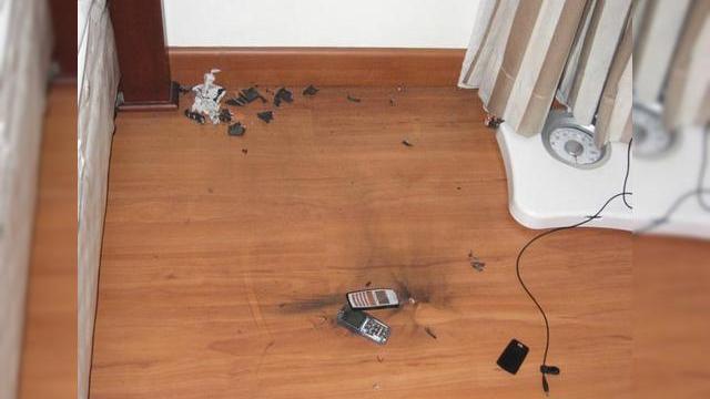 <b>Un Nokia a explodat! Inca o problema cu bateria?!</b>Nu stim exact ce se intampla in imaginea de mai jos, dar telefoanele, mimii si sferele inedite sunt intotdeauna o sursa inedita de amuzament. Iata o metoda bizara de promovare a numeroase terminale mobile in acelasi timp, la costuri relativ reduse, dar...