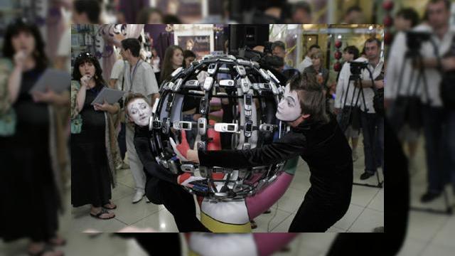 <b>Mingea formata din telefoane mobile, opera Samsung</b>Nu stim exact ce se intampla in imaginea de mai jos, dar telefoanele, mimii si sferele inedite sunt intotdeauna o sursa inedita de amuzament. Iata o metoda bizara de promovare a numeroase terminale mobile in acelasi timp, la costuri relativ reduse, dar...