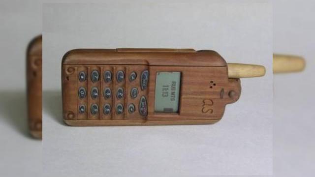 <b>Telefonul de lemn, cu dragoste din Rusia</b>Sunt sigur ca adorati terminalele slim, acele zvelte handseturi fabricate din materiale de top, dar acest telefon de lemn, fabricat in Rusia, indrazneste sa faca o schimbare cruciala de material. Aproape toate componentele exterioare ale telefonului (in...