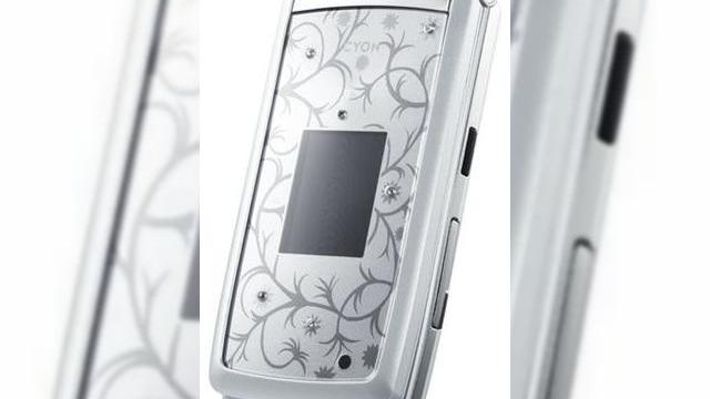 <b>LG lanseaza terminalul Cyon, editia "Crystal"</b>De obicei nu suntem impresionati de terminalele modificate pentru a sa potrivi gustului unor fani, dar privind acest LG, "Crystal Edition", trebuie sa recunoastem ca telefonul arata destul de bine. Designerul Robert Ryan este autorul lui SV300S/LV3000S...