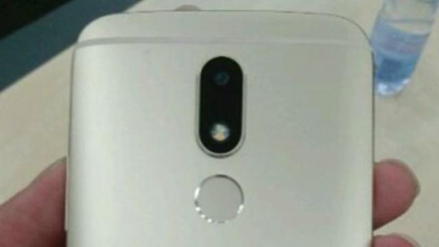 <b>Lenovo Moto M este fotografiat din nou; ar urma să vină în versiuni cu 3 sau 4 GB RAM, și cu o baterie de 5100 mAh</b>Lenovo pregătește pentru perioada următoare și debutul smartphone-ului Moto M - handset din zona mid-range ce va adopta un corp metalic și un scanner de amprente amplasat pe spate sub camera foto. Vedem astăzi noi fotografii cu acest produs și aflăm