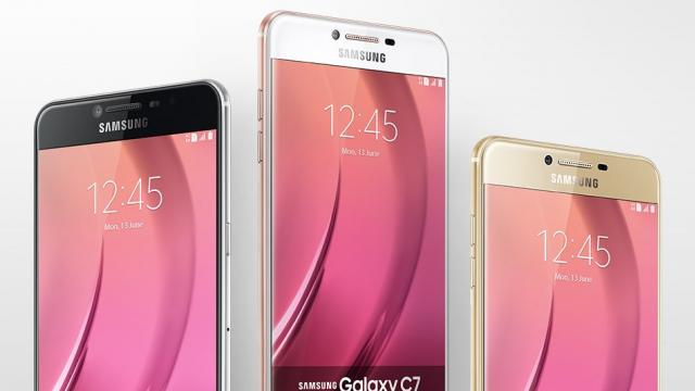 <b>Samsung Galaxy C7 Pro este un phablet cu diagonală de 5.7 inch şi corp metalic; Are parte de scăpări în baza de date Zauba</b>Zauba ne oferă astăzi informații despre viitorul smartphone Samsung Galaxy C7 Pro - terminal cu display de 5.7 inch ce apare în baza de date a site-ul ce urmărește importurile ajunse în India. Acest nou produs va păstra design-ul pe care îl știm deja de 