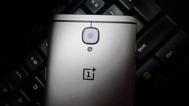 <b>OnePlus 3: Camera şterge amintirea neplăcută a lui OnePlus 2, se ia la trântă cu granzii</b>OnePlus 3 a stat bine la toate aspectele analizate până acum, deci hai să vedem cum stă şi la cameră. Primim o unitate de 16 megapixeli foarte familiară, pentru că include acelaşi senzor Sony IMX298 pe care îl găsim şi pe Huawei Mate 8, ASUS ZenFone 3..