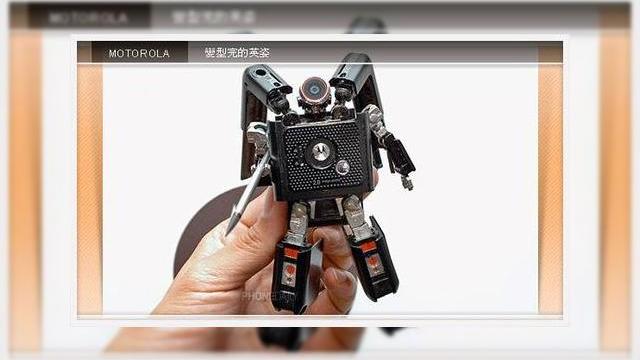<b>Motorola ROKR E6, editia Transformers!</b>Iata ca dupa ce am vazut o serie de astfel de "jucarii" Transformers, avem de-a face cu un terminal mobil care redefineste notiunea de "cool", Motorola ROKR E6 Transformers Edition. Dati click pe urmatoarea imagine pentru a fi transportati la clipul video...