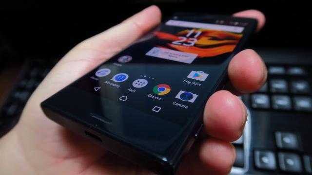 <b>Sony Xperia X Compact: Baterie gigantică pentru micuţ</b>Sony Xperia X Compact e un telefon gros şi butucănos, dar îl iertăm când vedem ce poate bateria sa. Unitatea de 2700 mAh cu încărcare adaptivă justifica perfect talia micuţei cărămizi, atunci când îşi dezvăluie performanţele. Pe hârtie s-a păstrat..