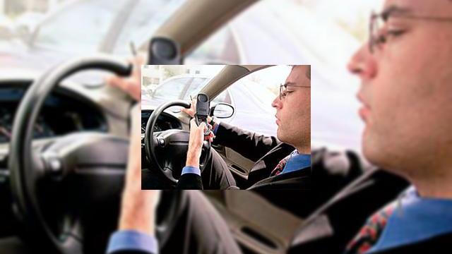 <b>2 ani de inchisoare pentru SMS-uri trimise de la volan</b>Soferii din Marea Britanie prinsi scriind mesaje text in timp ce se afla la volan, sau chiar operand gadgeturi sunt acum pasibili de pana la 2 ani de inchisoare. La ora actuala o astfel de incalcare a legii se pedepseste cu o amenda de 2500 de lire...