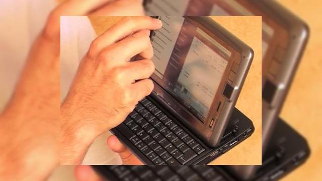 <b>HTC Shift isi dezvaluie secretele</b>Iata ca in sfarsit sunt disponibile specificatiile tehnice ale lui HTC Shift, terminal pe care il puteti admira in imaginea urmatoare: Shift ruleaza sistemul de operare Windows Vista si soseste dotat cu o tastatura QWERTY si conectivitate 3G. Celebrul...