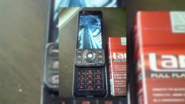<b>Detalii secrete despre telefonul Mitsubhishi D905i</b>Iata o imagine in premiera cu telefonul "scapat" pe mana presei, Mitsubishi D905i, disponibil prin NTT DoCoMo in aceasta iarna: Acest terminal de dimensiuni relativ mari soseste dotat cu un display WVGA color de 3.1 inch, la 262.000 de culori si o...