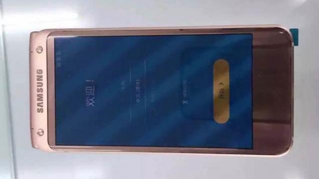 <b>Samsung Galaxy W2017 ni se prezintă în noi fotografii; de această dată în varianta Rose Gold</b>Sud-coreenii de la Samsung pregătesc și lansarea unui terminal cu clapetă pe piața asiatică, fiind vorba despre modelul Galaxy W2017 pe care l-am tot văzut în imagini în ultimele luni. Ei bine astăzi primim noi materiale de acest tip, dar vedem varianta