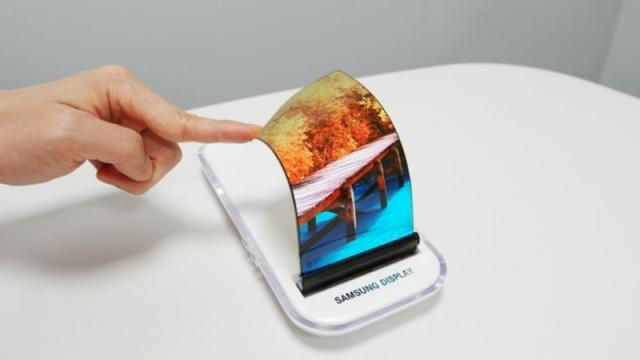 <b>Ecranul lui Samsung Galaxy S8 ar urma să acopere 90% din suprafața panoului frontal; Telefoane fără vreo muchie sunt aşteptate în câţiva ani</b>Din partea unor surse familiare cu procesul de producție al noului smartphone Samsung Galaxy S8, aflăm faptul că acest terminal urmează a adopta un display ce va ocupa 90% din întreaga suprafață a panoului frontal, element ce ne va duce mai aproape de 