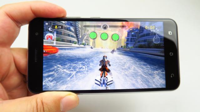 <b>ASUS ZenFone 3: Benchmark-uri onorabile, temperatura excelentă</b>E un fel de mini regulă că procesoarele cele mai bune midrange ale unui final de an să poată bate chipset-urile de vârf ale anului anterior, cel puţin pe handset-uri. Astfel, cele mai noi chipset-uri Snapdragon 6xx se pot bate lejer cu cele 8xx de anul an