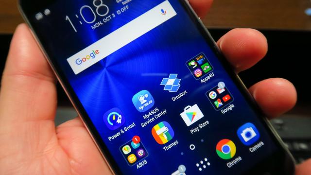 <b>ASUS ZenFone 3: OS, UI, aplicaţii cu o cantitate uriaşă de opţiuni de personalizare, software gârlă preinstalat</b>În mod tradiţional Zen UI de la ASUS înseamnă o mulţime de aplicaţii preinstalate, dar şi o mulţime de opţiuni de personalizare pe un device mobil. Zen UI 3.0 nu se dezminte şi el vine de această dată aplicat peste Android Marshmallow.