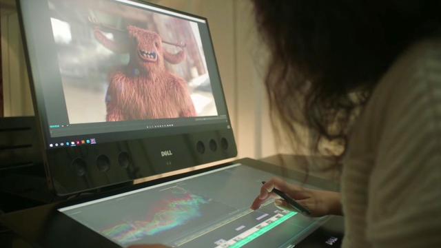 <b>Dell pregăteşte un rival pentru Surface Studio deja, un desktop pentru creativi, cu dotări ultra high end (Video)</b>Nici bine nu a fost lansat oficial Microsoft Surface Studio și iată că Dell pare a pregăti un soi de rival ce se va axa pe același principiu de funcționare. Dispozitivul pe care îl vedeți în imaginea din cadrul acestui articol este destinat design-erilor