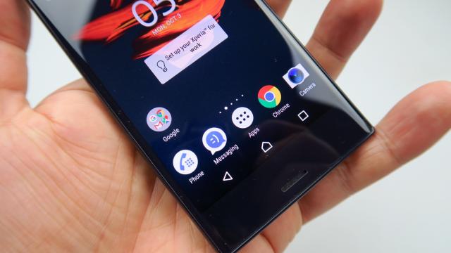 <b>Sony Xperia X Compact: OS, UI tipic Xperia, mulat pe Marshmallow</b>Mai ţineţi minte recenzia lui Sony Xperia XZ? Nu aveaţi cum să o uitaţi pentru că au trecut două săptămâni de la realizarea sa. Ei bine, tot ce am spus acolo despre OS şi UI se aplică şi la Xperia X Compact. Şi el rulează Android 6.0.1 Marshmallow..