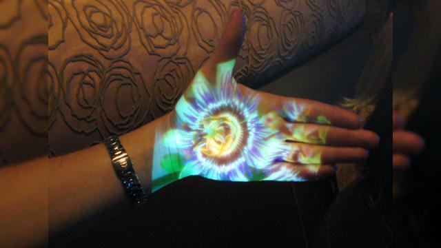 <b>Orice suprafata devine un ecran cu proiectorul Pico</b>Va informam intr-un articol anterior&nbsp; despre faptul ca vom vedea in curand pe piata Proiectorul Pico, singurul de acest gen care poate fi inclus intr-un terminal mobil. Iata ca acum aceasta tehnologie exista deja, datorita celor de la Texas...