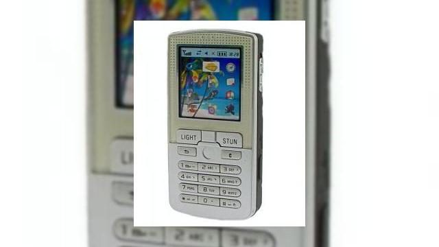 <b>Un telefon care va va soca!</b>Sunteti ingrijorat/a pentru siguranta personala? In acest caz, va va interesa cu siguranta aceste telefon mobil, sau cel putin simulacru de telefon mobil al carui principal atuu este faptul ca poate elibera 900.000 de volti, respingand orice atacator....