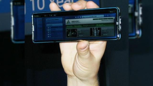 <b>Prezentarea video a sosiei iPhone de la Intel</b>Se pare ca iPhone-ul isi va intalni "nasul" sub forma unui terminal produs de Intel, care au ratat sansa de a boteza telefonul Intel Phone (sau IPhone), iar acum ameninta sa cucereasca piata cu acest produs revolutionar. Va prezentam terminalul intr-un...