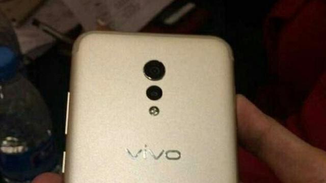 <b>Vivo Xplay 6 apare în fotografii reale; aduce o cameră duală la pachet și procesorul SD821</b>Cu toate că atenția ne este îndreptată mai degrabă către lansarea smartphone-urilor Vivo X9 și Vivo X9 Plus, nu putem să nu remarcăm faptul că pe web tocami ce și-au făcut apariția o serie de fotografii reale în care ne este prezentat modelul XPlay 6