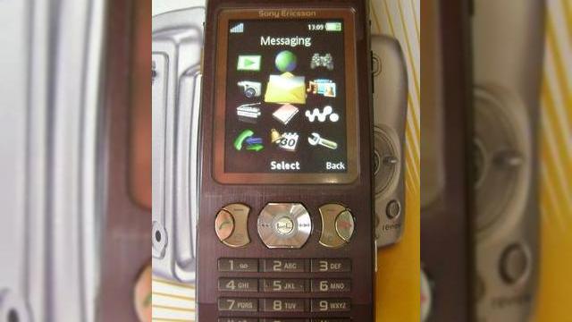 <b>Succesorul lui Sony Ericsson W880 "scapat" pe Internet</b>Inca un telefon branduit Walkman si produs de Sony Ericsson se pare ca este gata sa fie anuntat, de vreme ce informatii neoficiale despre acesta au aparut online. Se pare ca avem de-a face cu un succesor al popularului Sony Ericsson W880. Terminalul,...