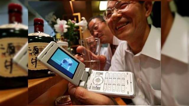 <b>Televiziune pe telefonul mobil? Nu si pentru europeni...</b>Interesul europenilor in ce priveste televiziunea mobila este la fel de mic ca si diagonala ecranelor terminalelor mobile care ofera acest suport, conform unui studiu publicat ieri. Totusi industria mobila ofera servicii TV de ani buni deja, iar...