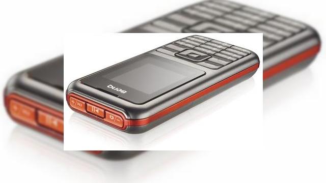 <b>Telefonul BenQ C30, un low-end care aduce cu Walkmanurile de alta data...</b>Ne aflam in era telefoanelor dotate cu touchscreen si a butoanelor incomode din cauza designurilor SF alese pentru terminalele mobile. Va mai amintiti de Walkmanurile din anii 80 si inceputul anilor 90, care ne permiteau sa apasam cu forta pe un buton,...