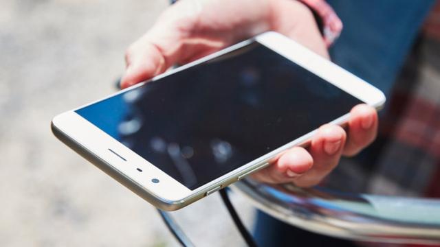 <b>OnePlus 3 va primi un build beta Android Nougat până la sfârșitul lunii; varianta finală vine în decembrie</b>Astăzi, Brian Yoon - șeful departamentului software din cadrul companiei OnePlus ne dezvăluie astăzi faptul că smartphone-ul flagship OnePlus 3 va primi un build community beta bazat pe Android 7.0 Nougat până la sfârșitul acestei luni, urmând ca