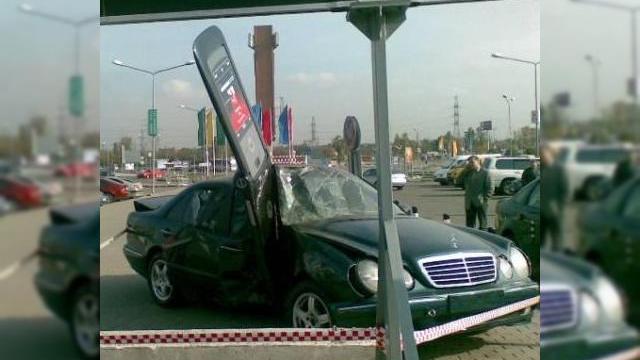 <b>Motorola RAZR 2 chiar taie! Prima victima, un Mercedes</b>Campania de advertising a celor de la Motorola se bazeaza recent pe cat de letal si de subtire este telefonul lor RAZR 2... Ei bine, iata ca terminalul este cu adevarat letal, avand in vedere ca macheta sa in varianta marita a despicat un Mercedes:...
