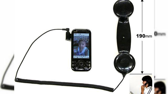<b>Smartphone-ul tau primeste acum un receptor de moda veche</b>Iata ca persoanele melancolice vor retrai clipele in care foloseau telefoane fixe cu disc si receptoare de dimensiuni mari prin intermediul accesoriului prezentat in imaginea urmatoare: Acest Any Phone este un receptor analog, ideal pentru telefonul...