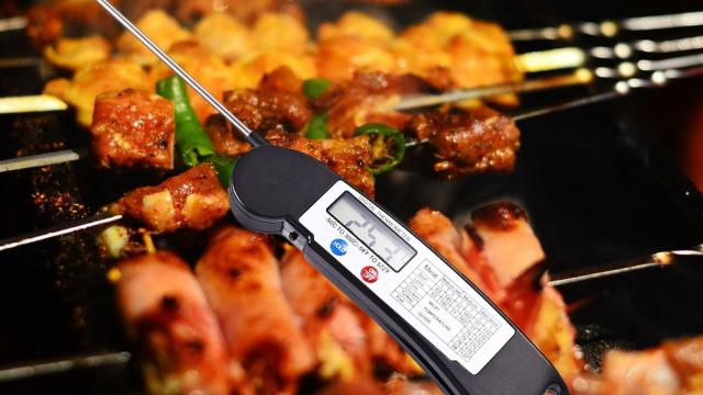 <b>Turul Magazinelor #64: roboţi de luptă, televizor 4K de 100+ cm sub 2.000 de lei şi instrument smart pentru grătare</b>Azi avem în turul magazinelor câteva gadgeturi din seria "nu ştiam că există aşa ceva", inclusiv unul pentru cei pasionaţi de grătare, dar şi două device-uri cu rol estetic. Am găsit şi o ofertă foarte bună de televizor 4K şi nişte roboţi gata să se lupte