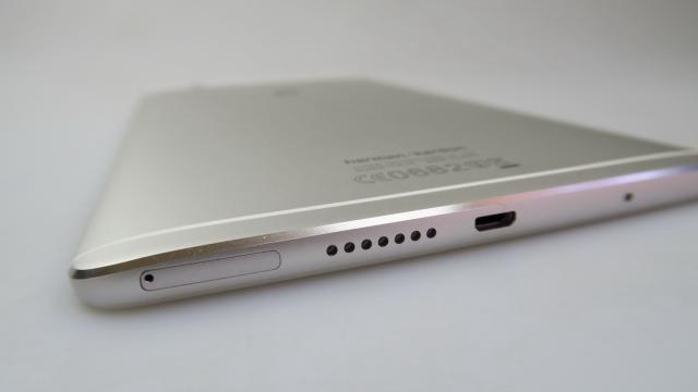 <b>Huawei MediaPad M3: Design premium, inspirat de Nova, dar nu foarte comod</b>Modele ca Huawei Nexus 6P, P9 şi Nova au început să definească ce înseamnă de fapt "designul Huawei" şi dacă în trecut compania nu ieşea din template-ul de design clasic, acum se distinge faţă de rivali. Această distincţie a fost preluată de la..