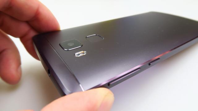 <b>Vernee Apollo Lite: Design masiv, nu chiar sexy</b>Dacă nu i-ar fi fost pus logo-ul Vernee, acest model Apollo Lite ar fi fost doar un template generic pentru un terminal cu ecran de 5.5 inch. Deşi în ziua de azi telefoanele cu ecran de 5.5 inch au devenit modele standard de telefoane şi nu phablet-uri..