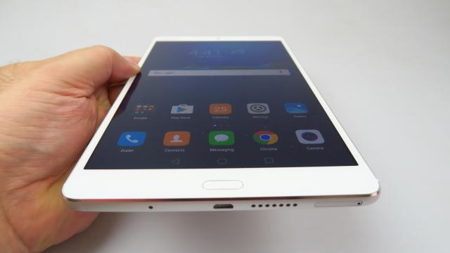 <b>Huawei MediaPad M3: Display bun doar la interior, cu unele unghiuri ce joacă feste</b>Huawei MediaPad M3 adopta o diagonală de 8.4 inch şi formatul o predispune la vizionare video. De aceea ecranul e chintesenţial e în decizia de a cumpăra acest produs sau nu. Primim un panou IPS LCD cu rezoluţie de 2560 x 1600 pixeli, care afişează..